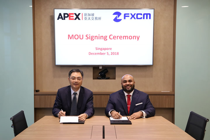 新加坡亞太交易所（APEX）首席執行官朱玉辰，與FXCM集團首席商務官Siju Daniel於新加坡共同簽署了該協議